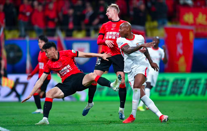 华体会APP-1-0！中场核心角球破门一剑封喉 上赛季第3两连胜领跑中超|罗慕洛|成都|牟鹏飞|韦世豪|杨明洋_新浪体育_新浪新闻