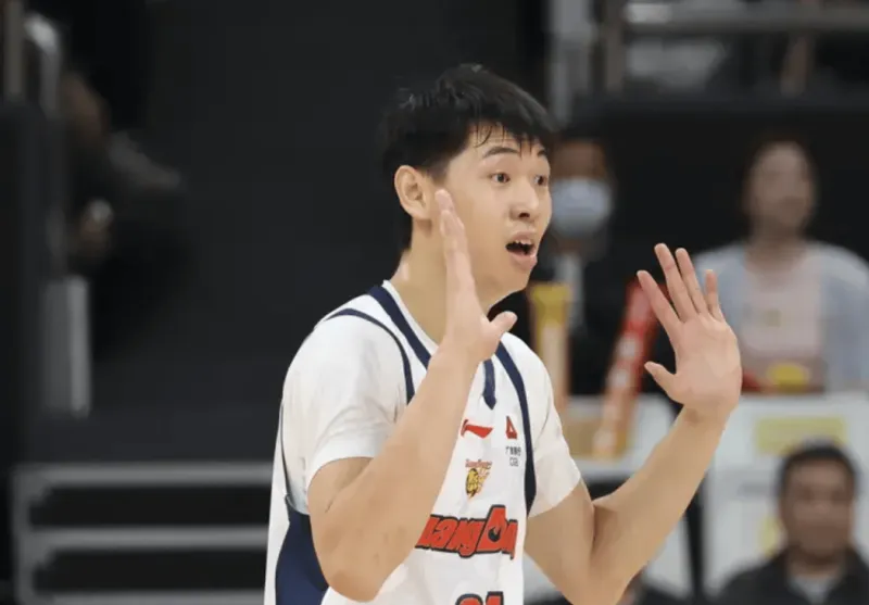 崔永熙全场出战17分钟，投篮2中1得到2分4篮板